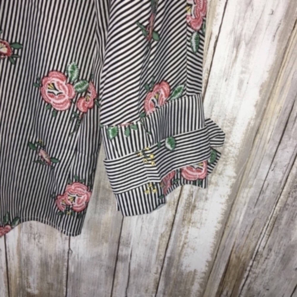 NWT Umgee Rose Striped Button Down Blouse - Picture 4 of 9